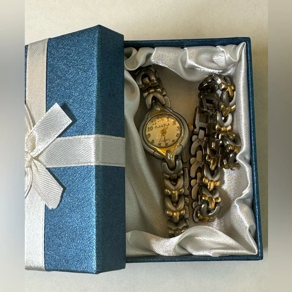 Vintage Peck & Peck Ladies Gold & Silver Tone Watch & Bracelet Set PCP4249